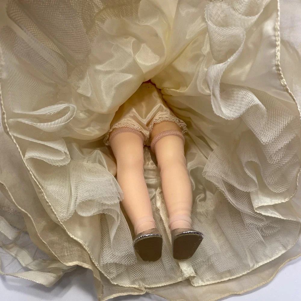 Madame Alexander Snow White Doll Cream Vintage Sleep Eyes Cape